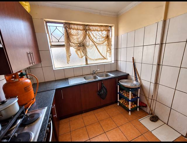2 BEDROOM FLAT FOR SALE IN VEREENIGING CENTRAL